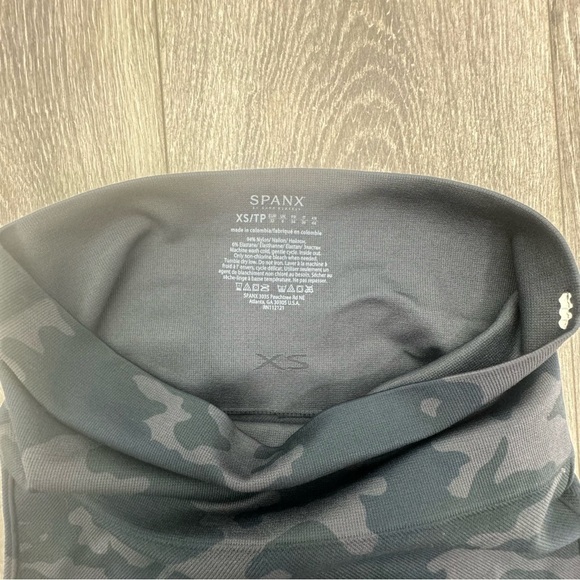 SPANX Look At Me Now Green Camo Leggings Sz XS Womens Casual Tights - Picture 3 of 9